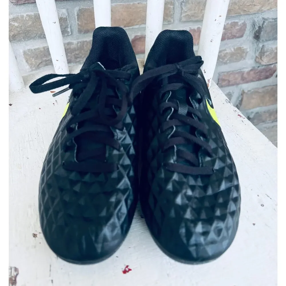 Boys' Nike Jr. Tiempo Legend 8 Club MG Soccer Cleats, Size 4.5Y